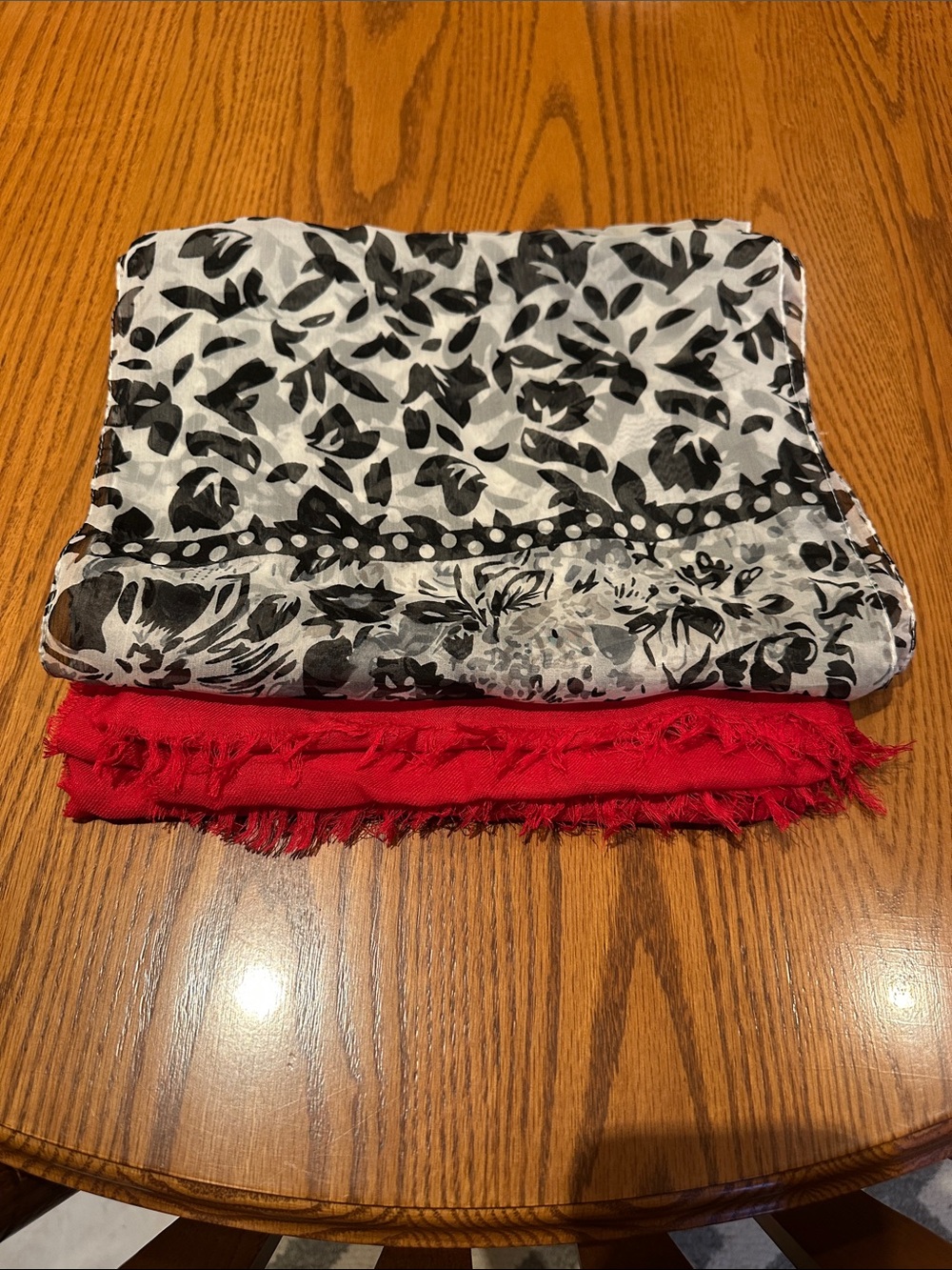 2 scarves - Red and Black/White